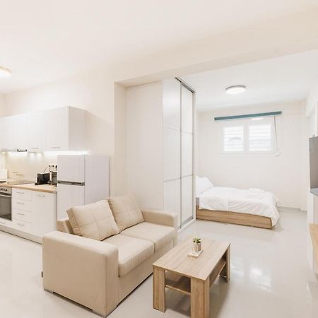Fully Renovated Luxurious Semi-Basement Studio Атина Екстериор снимка