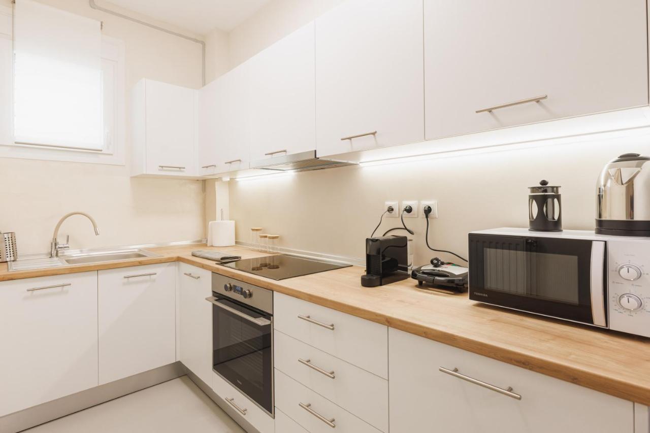 Fully Renovated Luxurious Semi-Basement Studio Атина Екстериор снимка