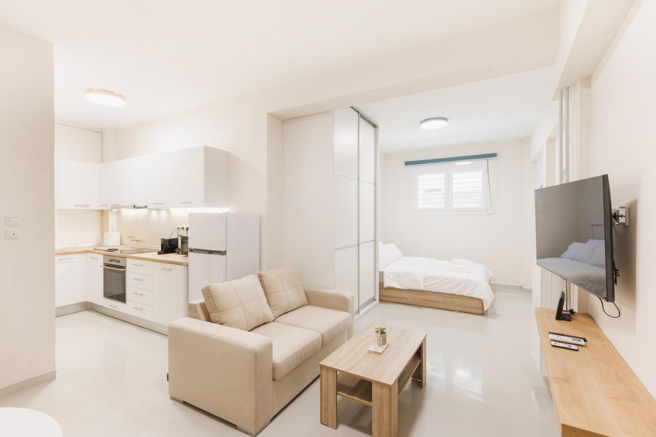 Fully Renovated Luxurious Semi-Basement Studio Атина Екстериор снимка