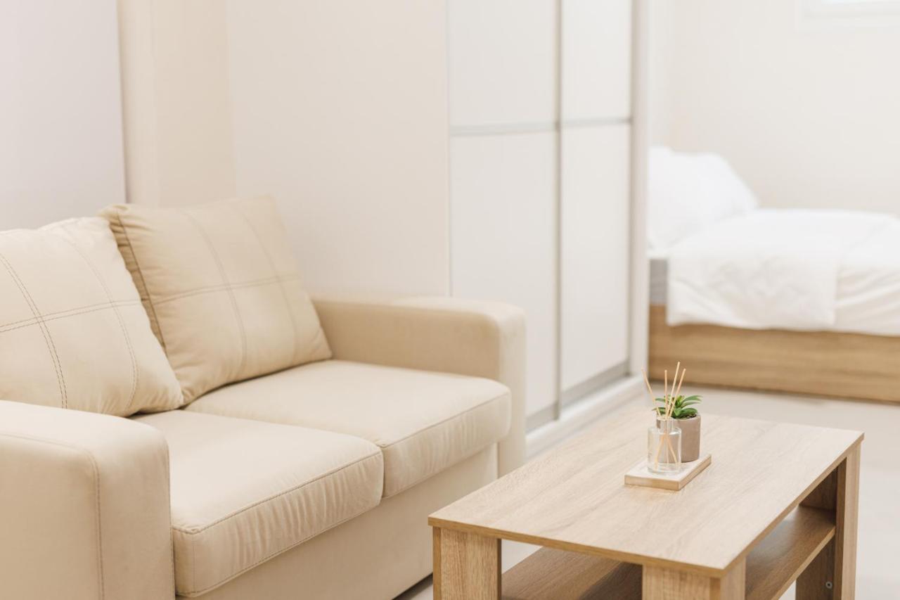 Fully Renovated Luxurious Semi-Basement Studio Атина Екстериор снимка