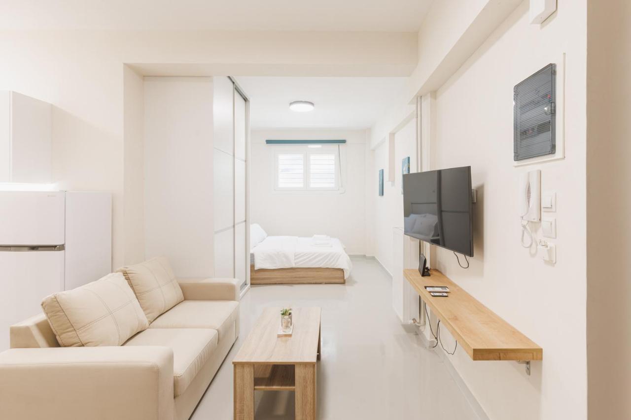Fully Renovated Luxurious Semi-Basement Studio Атина Екстериор снимка