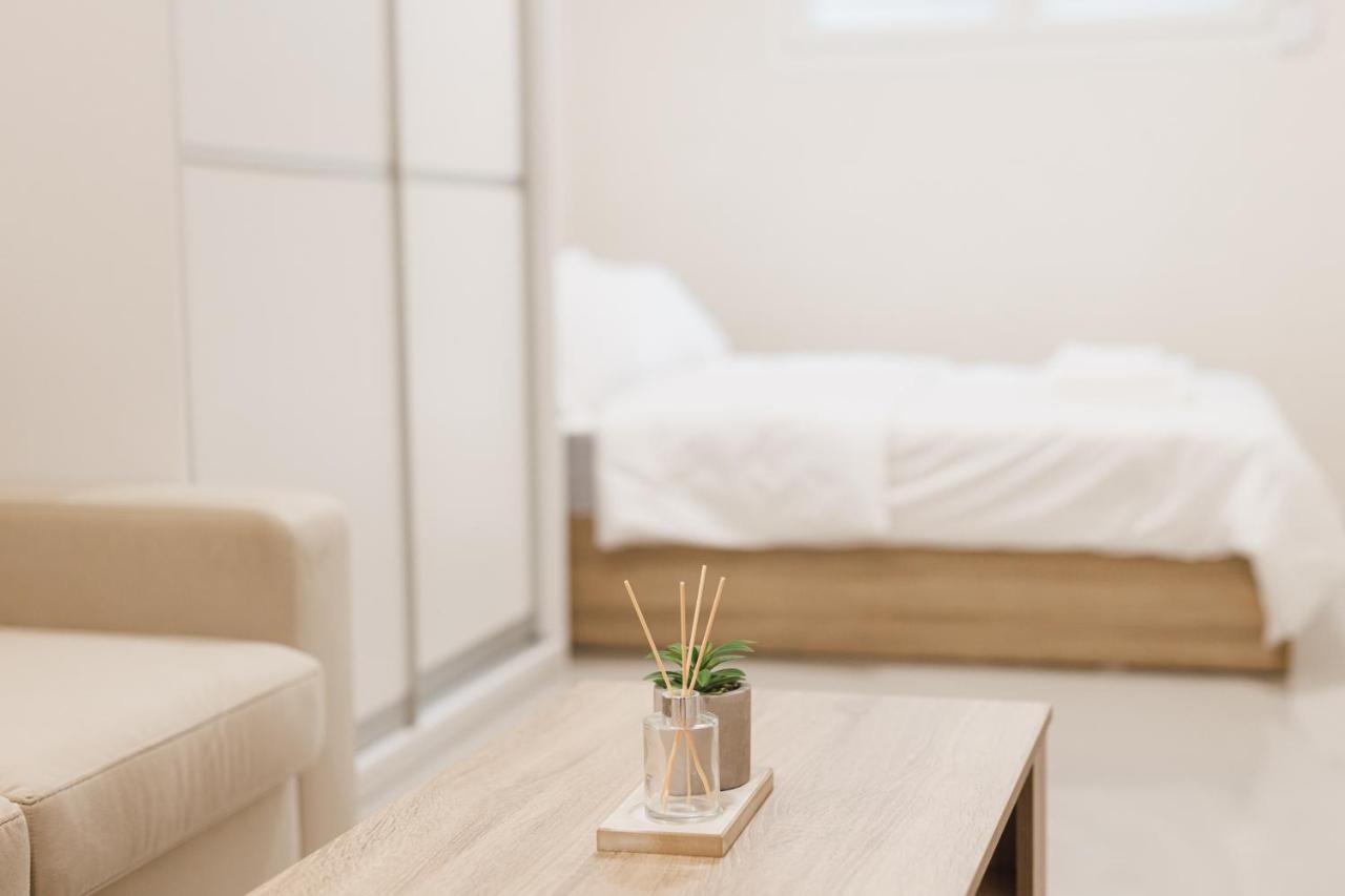 Fully Renovated Luxurious Semi-Basement Studio Атина Екстериор снимка