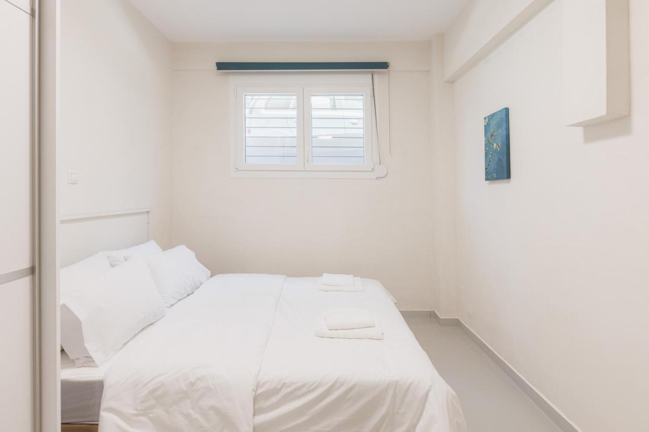Fully Renovated Luxurious Semi-Basement Studio Атина Екстериор снимка