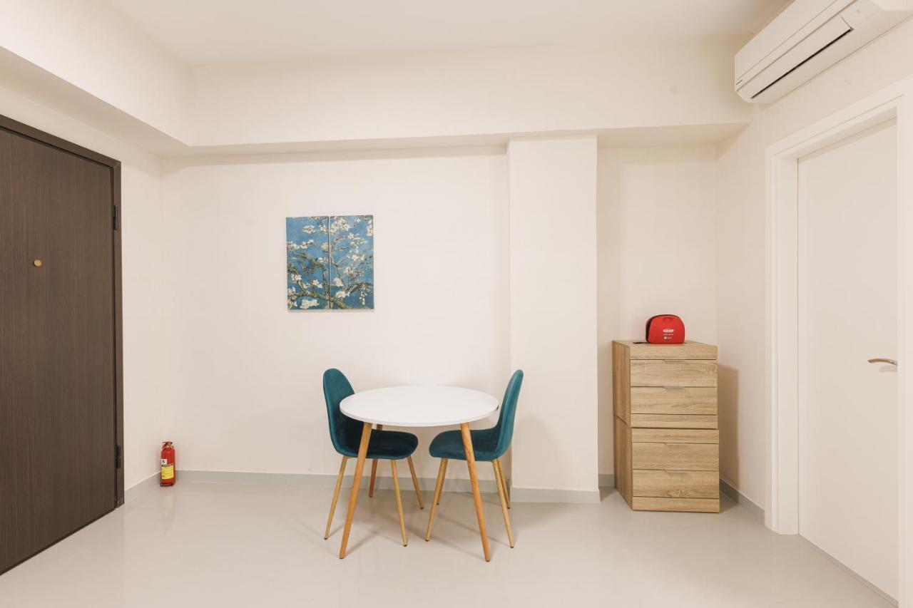 Fully Renovated Luxurious Semi-Basement Studio Атина Екстериор снимка