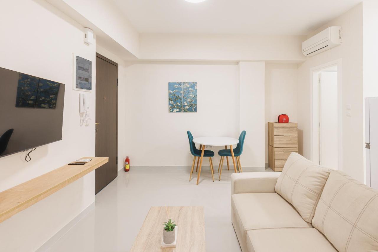 Fully Renovated Luxurious Semi-Basement Studio Атина Екстериор снимка